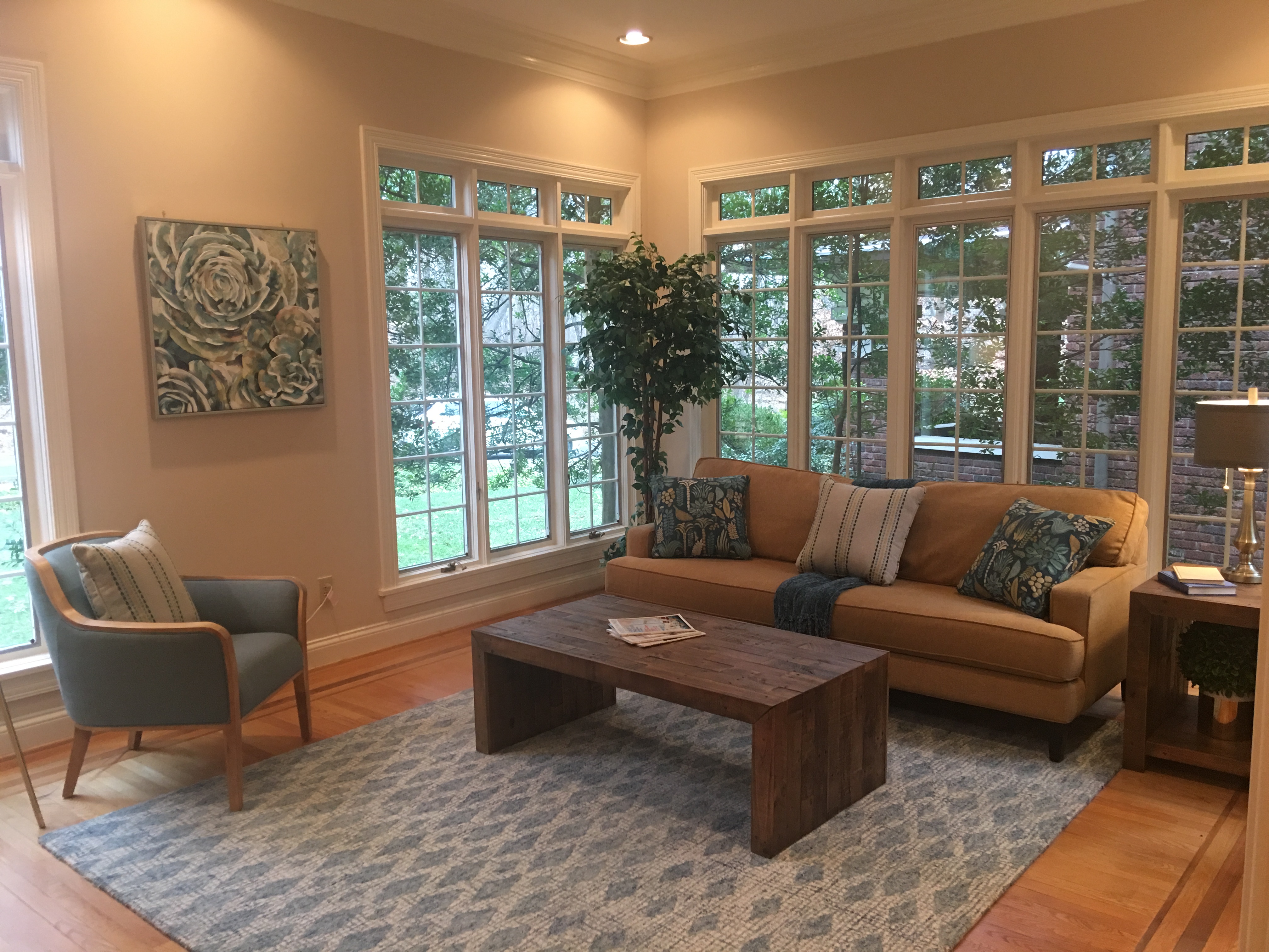 Louisville Kentucky Home Staging, Living Spaces By Lyn, Jennifer Tegeler, Real Estate Home Staging, Sitting Room Staging, Hardwood Flooring, Inlaid Hardwood Flooring Detail, Artwork, Sitting Room, Area Rug, Lighting, Accessories
